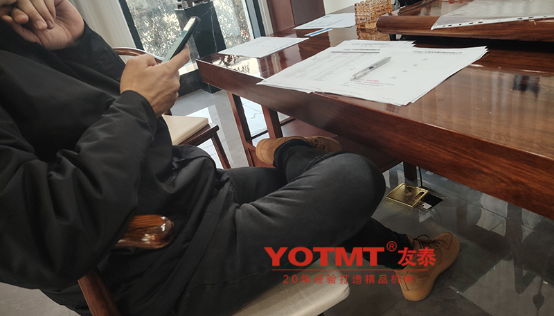 大连经销商来我司签订俄罗斯铣打机订单